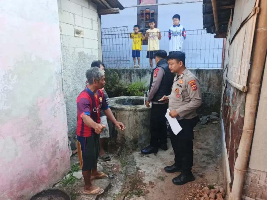 Kesal Dibangunkan Salat Subuh, Pria di Kuningan Diduga Bunuh Ibu Kandung Pakai Palu Polisi melakukan olah TKP di lokasi pembunuhan